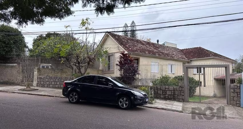 Amplo terreno a venda no Bairro Teresópolis, em excelente localização há 1 quadra da Avenida Teresópolis, junto a todos recursos do bairro e próximo do novo Bourbon Teresópolis, possui 18m de frente p