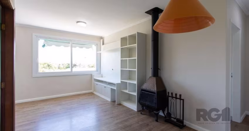 Apartamento reformado com vista para o lago Guaíba,  composto de  2 dormitórios, 1 banheiro, sala estar/jantar com lareira,  cozinha e área de serviço. 1 vaga de garagem (coberta). Ficam no imóvel móv