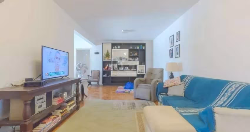 Amplo apartamento de 140m² no bairro Rio Branco! O imóvel conta com 3 dormitórios, sendo 01 suíte, living 2 ambientes, cozinha aberta, área de serviço separada e banheiro auxiliar. Possui 1 vaga de ga