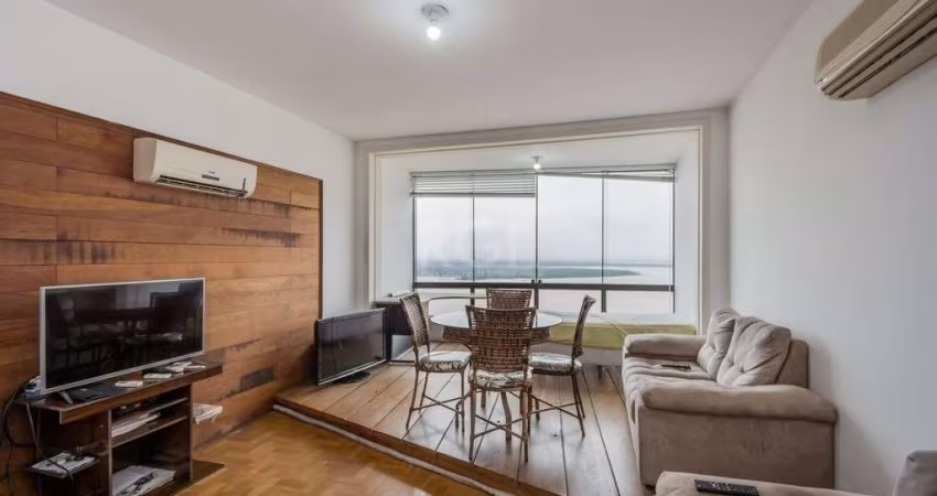 Excelente apartamento com 3 dormitórios no Centro Histórico de Porto Alegre, 148,34m² de área privativa, living amplo, sacada andar alto com vista para o Cais e Rio Guaíba, cozinha americana, área de 