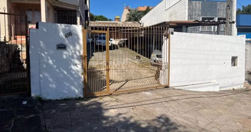 Terreno com 392m² possuindo uma casa de madeira mista de 82m² construída nos fundos. &lt;BR&gt;A casa mista conta com 2 dormitórios, 1 banheiro e 1 cozinha que integra as duas partes. &lt;BR&gt;&lt;BR
