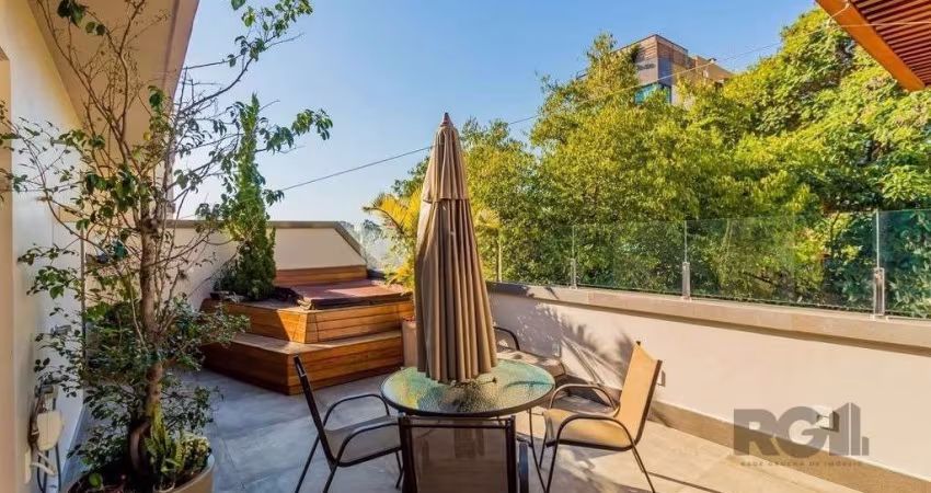Cobertura no coração do bairro Mont Serrat, perto de tudo, apartamento de fundos com bela vista relaxante para árvores frutíferas, prédio baixo, 3 andares, garagem com vaga dupla, bem comprida, cabe d
