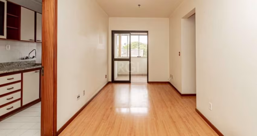 Apartamento no bairro Vila Ipiranga, com 85,61 m², no 4º andar. Imóvel com 02 dormitórios, sala de estar/jantar, sacada com churrasqueira, cozinha com armários, banheiro social, área de serviço, junke