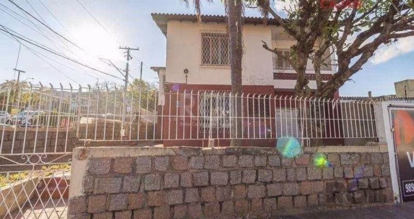 Coliseu Vende Casa ampla com 3 dormitórios,  2 banheiros, cozinha ampla, 3 vagas  em localização estratégica ( Aparício borges x Bento Gonçalves) no Bairro Glória, podendo ser destinada para uso comer