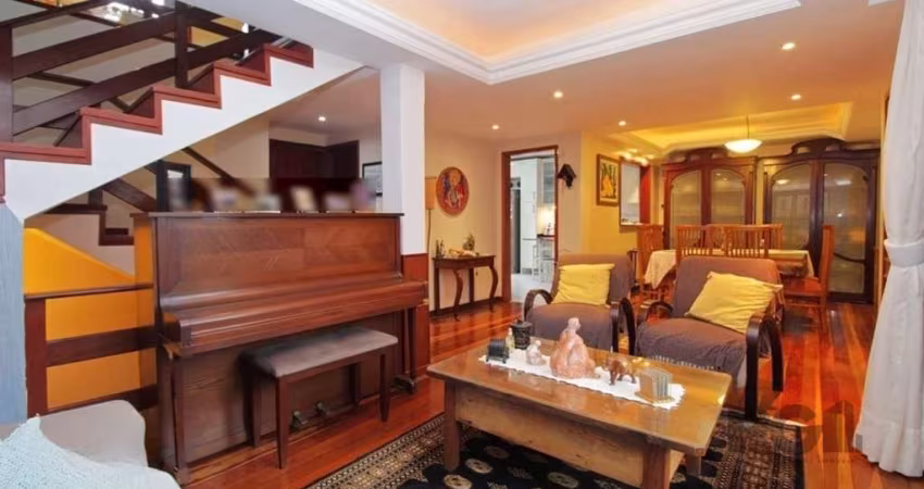 Ótimo sobrado de 275m² sendo o andar térreo composto por um amplo living para dois ambientes, lavabo, espaçosa cozinha com móveis planejados e gabinete com biblioteca. O 2º pavimento possui 3 dormitór