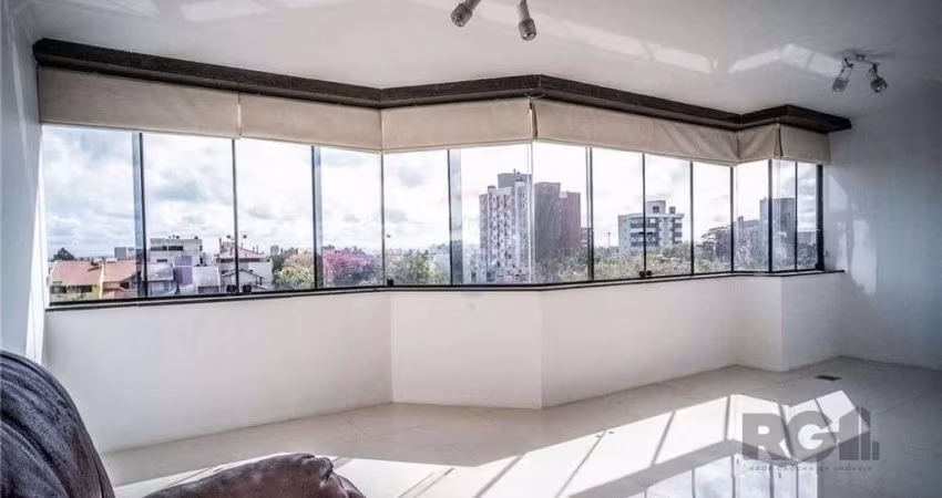 Maravilhosa Cobertura com 255m² de área totalmente privativa. Pavimento inferior composto de living de 3 ambientes com lavabo, ampla cozinha mobiliada integrada ao living com bancada em granito , área