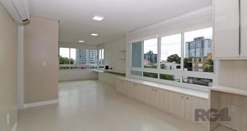 Lindo apartamento de 3 dormitórios com uma suíte e em frente à praça. Imóvel de 98m² de área privativa com excelentes acabamentos e moveis sob medida, só entrar e morar. Espaçoso living de 3 ambientes