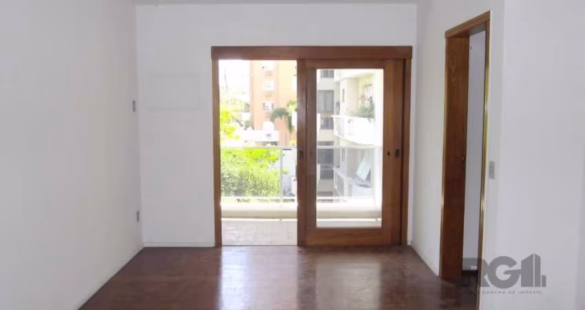 Vende-se apartamento com 2 dormitórios, 1 suíte,  living 2 ambientes com sacada e vaga de garagem. Vista arborizada, dormitório com espera para ar condicionado. Cozinha e área de serviço amplas e depe