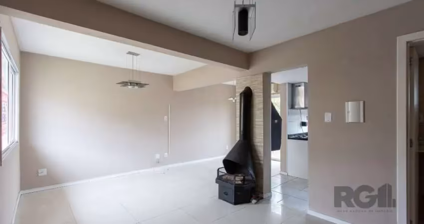 Casa residencial disponível para locação no bairro Hípica, em condomínio fechado, com aproximadamente 136m² de área privativa. O imóvel conta com três dormitórios, sendo uma suíte com split instalado,