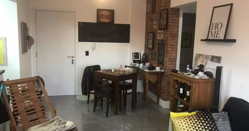 Vende apartamento com excelente vista para piscina, 2 dormitórios, sendo 1 dormitório suíte, banheiro social, cozinha americana, com móveis planejados, porcelanato em todos ambientes, vaga dupla de ga