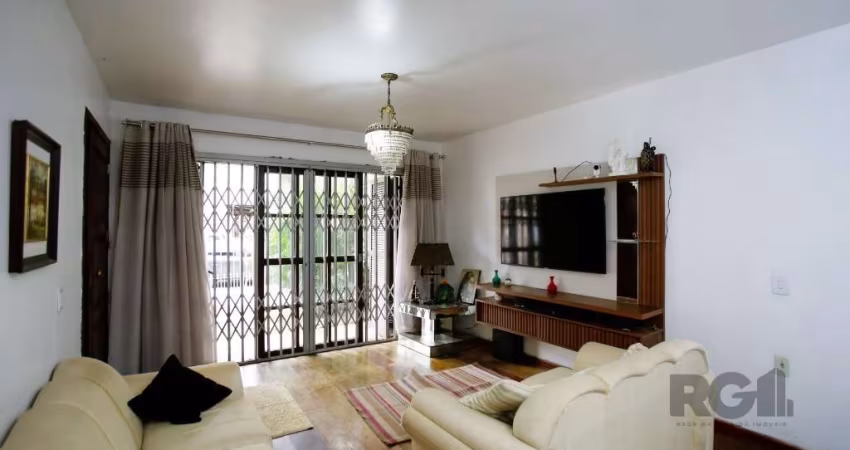 Casa no Bairro Cristo Redentor - Oportunidade de Luxo!&lt;BR&gt;&lt;BR&gt;Vende-se casa estilo sobrado no Bairro Cristo Redentor, em Porto Alegre, com 3 dormitórios e 4 vagas de estacionamento, semi-m