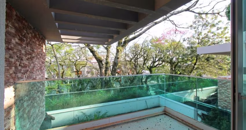 Apartamento de três dormitórios, suíte e três vagas de garagem no bairro Menino Deus em Porto Alegre. &lt;BR&gt;&lt;BR&gt;Aconchegante e bem localizado, com três dormitórios, um deles suíte, lavabo, b