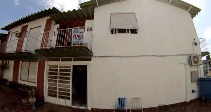 Casa / Sobrado no Cristal. Ótima Casa/Sobrado com 3 Dormitórios sendo 2 Dormitórios com Sacada, Ampla Sala de Estar, Cozinha, Lavabo, Escada para o Piso Superior Revestida em Madeira, Sala de Vídeo, S