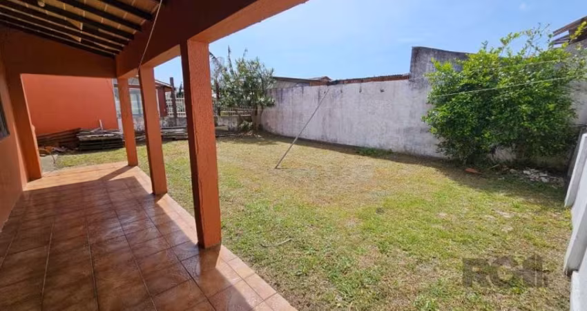 Residência a 4 quadras do mar , com 2 andares , sendo : Primeiro andar : sala de jantar + estar ,cozinha , lavabo , banho social e 2 quartos &gt;&gt;&gt; Segundo andar : Mezanino , 1 suíte , 1 quarto 