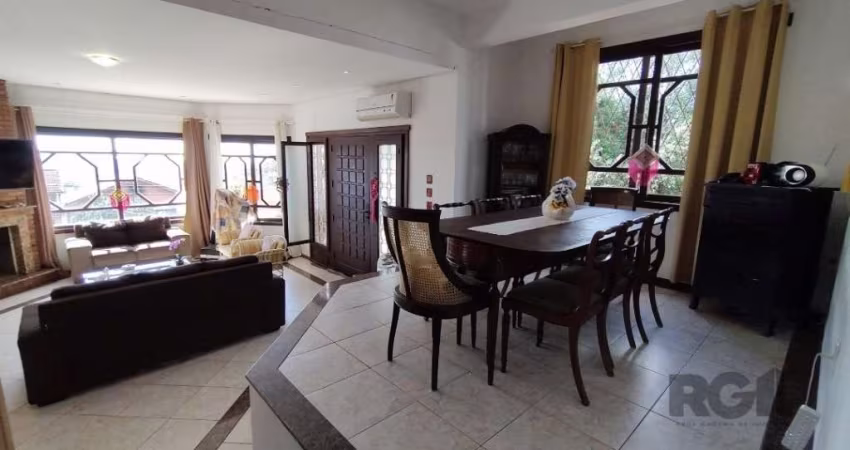 Excelente casa com 5 dormitórios, sendo 2 suítes, localizada no Bairro Vila Nova, Porto Alegre, ideal para 2 famílias. No primeiro pavimento conta com 2 suites, ampla sala 2 ambientes com lareira, coz