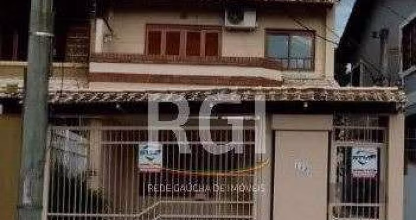 EXCELENTE residência á venda na zona sul de Porto Alegre com 3 dormitórios, suíte ampla, hidro, living 2 ambientes com lareira, lavabo, cozinha montada, sótão com 2 ambientes, banheiro (com opção para