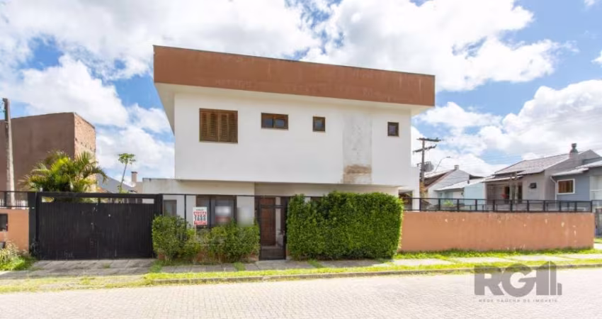 Sobrado em otimo bairro, rua tranquila com:&lt;BR&gt;Living para dois ambientes, lavabo, cozinha em conceito aberto.&lt;BR&gt;No andar superior, quatro dormitorios sendo um suite closet, e uma sacada.
