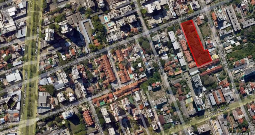 Excelente terreno com 4.400 m² com 32 metros de frente, em área de ocupação intensiva sendo ótimo tanto para comércio como para incorporação de edifício ou condomínio de casas. O terreno está localiza