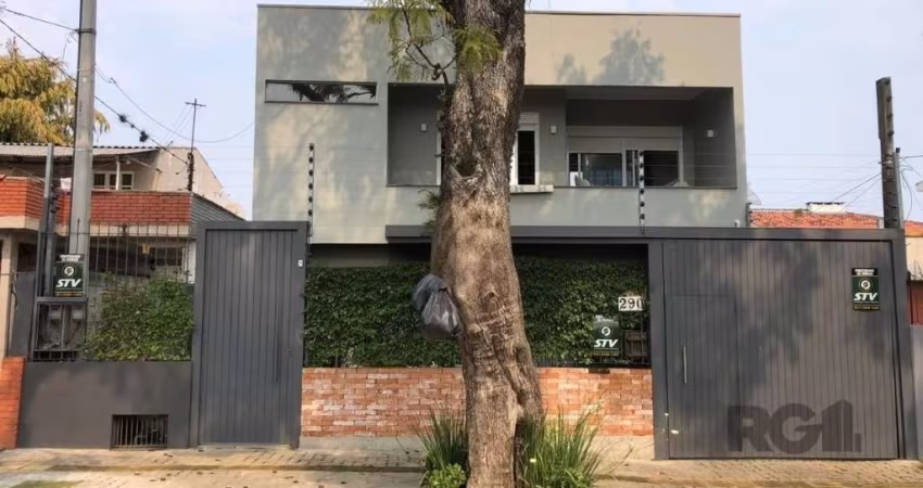 Casa com 2 dormitórios, tipo sobrado, 2 suítes e sacada no segundo andar. No primeiro andar, cozinha conceito aberto, living para 2 ambientes com lareira, lavabo e varanda, móveis fixos, split, água q