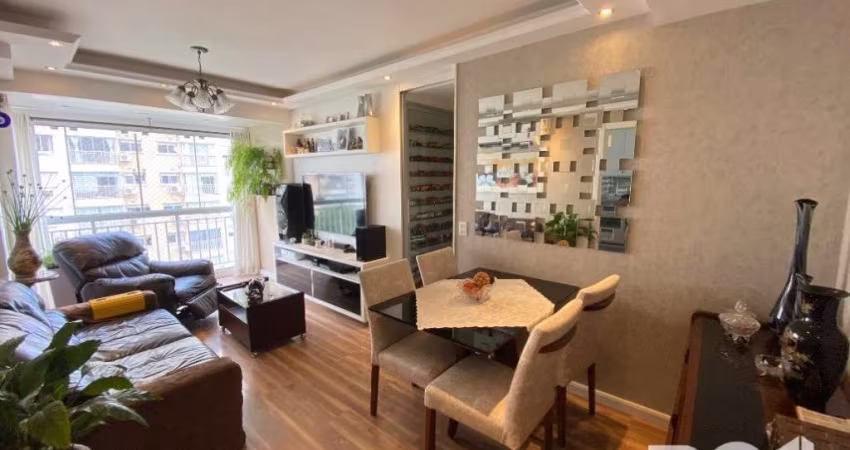 Apartamento de 2 dormitórios, suíte, churrasqueira, andar alto. Imóvel esta conservado com móveis sob medida, splits e Juncker, privacidade e vista com sol da tarde, próximo a todas as conveniências d