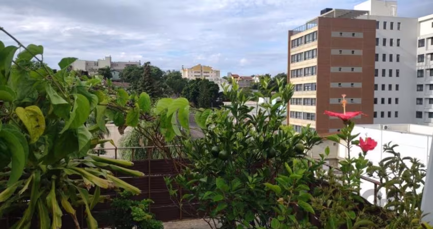 Cobertura com dois amplos dormitórios, cozinha com móveis planejados de excelente qualidade, living em dois ambientes, banheiro social com ventilação natural, todos os cômodos muito bem iluminados e a