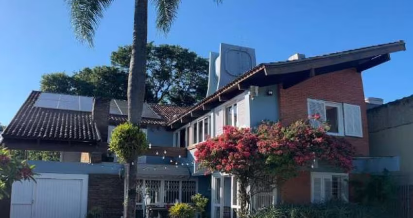Bem-vindo à sua residência de sonho, um refúgio de elegância e conforto situado em uma propriedade de 700m². Esta casa linda é uma fusão perfeita entre  uma decoração delicada e com funcionalidade.&lt