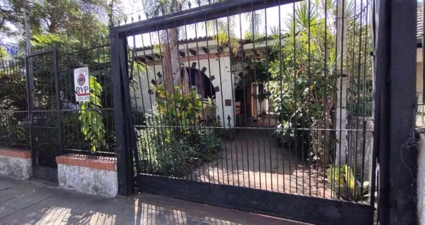 Em excelente localização, casa térrea de alvenaria, em terreno com 12 X 33, de frente para a Avenida Aparício Borges, com 3 dormitórios 2 salas, 1 amplo banheiro na casa principal, cozinha e edicula c
