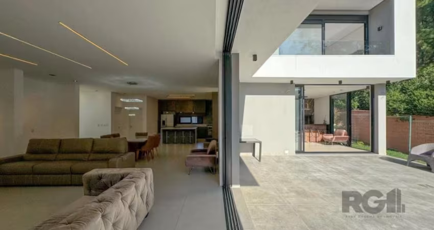 Casa condomínio , O terraço oferece uma vista incrível, com o conforto da grama sintética. Nos fundos da casa, encontra-se uma área de preservação permanente (APP), garantindo privacidade e uma vista 