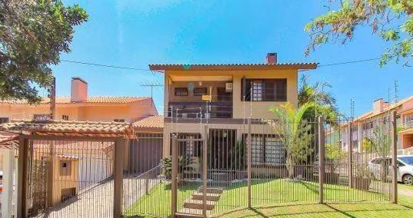 Casa 03 dormitórios + 1 dorm (04 dormitórios) com 258m² privativos, bairro Espírito Santo no loteamento Altos do Ipê. Primeiro pavimento: Sala ampla com lareira, escritório (opção de virar 4° dormitór