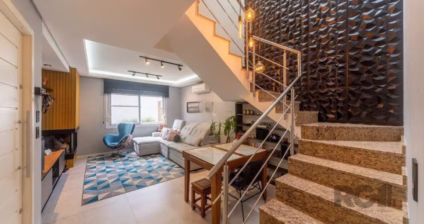 Linda casa em condomínio com apenas 5 unidades e baixo custo condominial.&lt;BR&gt;&lt;BR&gt;A casa ficará semimobiliada, possui 3 dormitórios sendo 3 suítes (todos com ar condicionado instalados), li