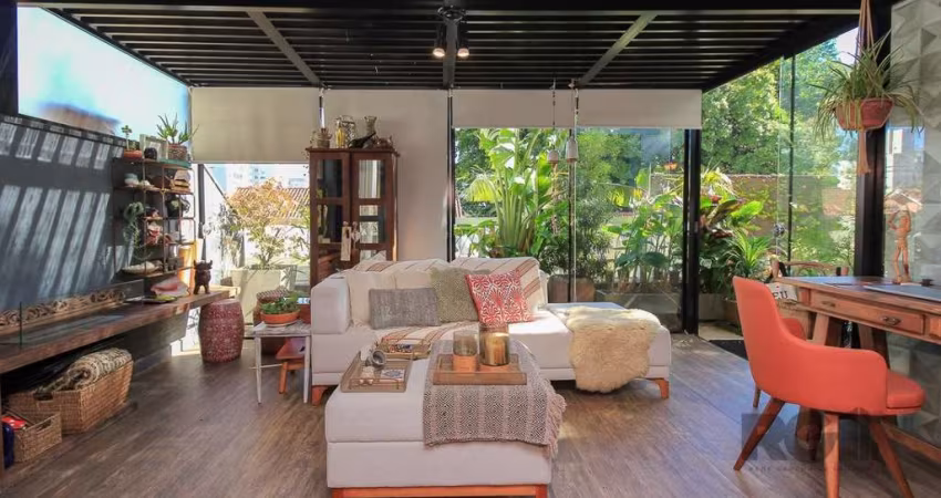 Raridade em Porto Alegre. Apartamento garden com muito sol, luminosidade e verde em sua volta. Living dois ambientes, área aberta com paisagismo, espaço de leitura na varanda, cozinha americana área d