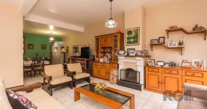 Ótima casa à venda no Jardim Botânico, Porto Alegre/RS. Com 3 dormitórios, sendo 1 suíte, 2 vagas de garagem coberta. &lt;BR&gt;Infraestrutura completa com área de serviço ampla, churrasqueira, cozinh