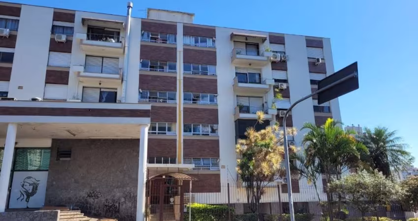 Apartamento no Bairro Jardim Lindóia - Oportunidade de Luxo!&lt;BR&gt;&lt;BR&gt;Vende-se apartamento amplo e confortável no bairro Jardim Lindóia, localizado no 2º andar ou terceiro pavimento, de fren