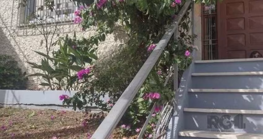 Excelente casa à venda na Vila Ipiranga em Porto Alegre. Possui 2 dormitórios, sendo 1 suíte, cozinha, sala de estar, sala de TV, escritório, banheiro social, lavabo, churrasqueira, área de serviço se