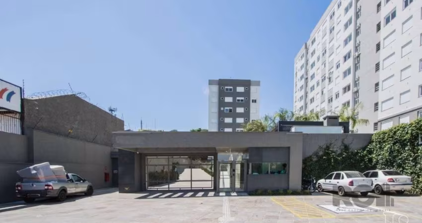 Apartamento  com 1 dormitórios com suíte, cozinha com móveis sob medida,  banheiro social. Cozinha americana com churrasqueira, móveis planejados, lavanderia, agua quente (aquecedor), piso vinílico em
