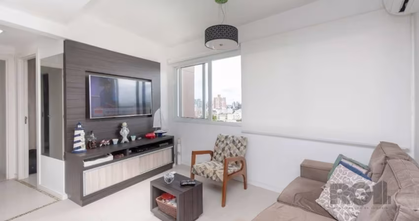 Apartamento andar alto que possui 2 dormitórios, sendo 1 súite, living para 2 ambientes, cozinha mobiliada, banheiro auxiliar, churrasqueira e uma vaga de garagem escriturada.&lt;BR&gt;Infraestrutura 
