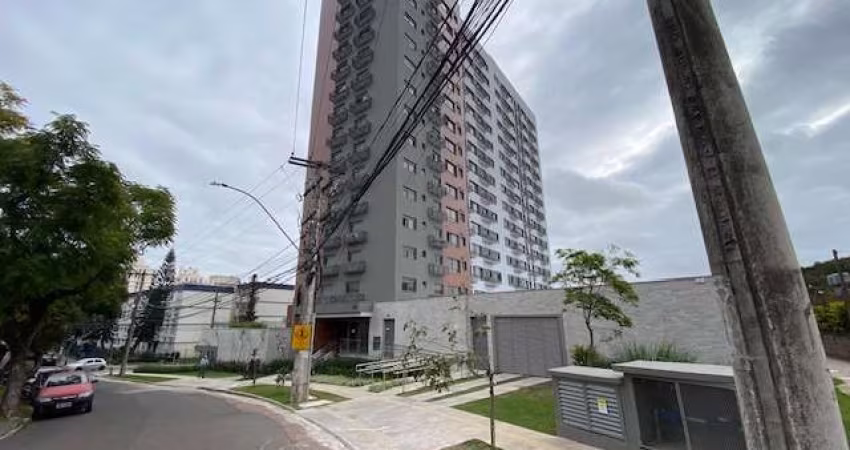 Espetacular apartamento 8 andar, com 46,32m² de área privativa, 01 dormitório, sendo 01 suíte, cozinha com churrasqueira e integrada ao living e área de serviços. Excelente localização próximo a Av. A