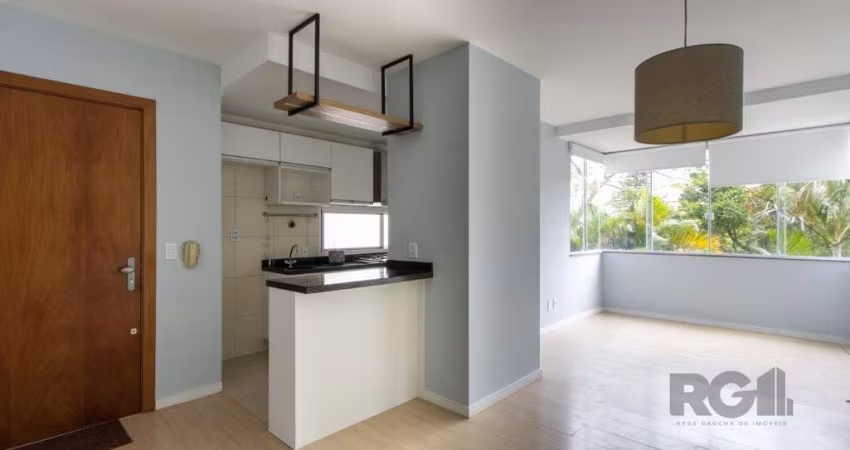 Lindo apartamento com living estendido, cozinha americana com churrasqueira, banheiro social e área de serviço integrada, com dois dormitorios.&lt;BR&gt;Todo reformado, impecavel.&lt;BR&gt; Conta com 