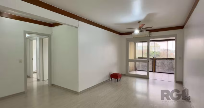 Apartamento de 95m², 3 dormitórios, sendo 1 suíte, living em 'L' para 2 ambientes, sacada fechada, churrasqueira, cozinha com móveis planejados, área de serviços separada, 1 banheiro social 