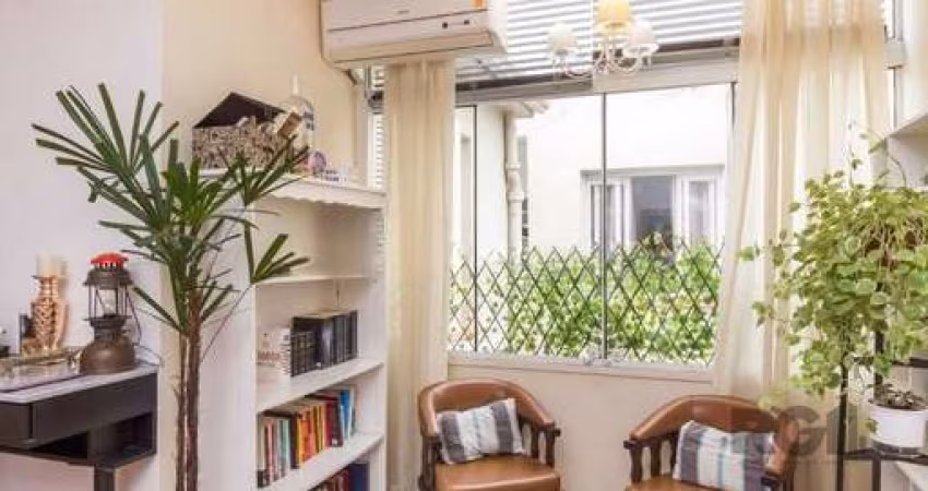 Excelente apartamento de 118m² no bairro Auxiliadora! O imóvel é composto por amplo living para dois ambientes, lavabo, 3 dormitórios sendo 1 com sacada fechada, banheiro social com ventilação natural