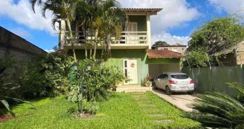 Casa que possui 3 dormitórios,  sendo 1 suíte, 3 banheiros, living para 3 ambientes, cozinha em conceito aberto, 2 vagas cobertas, amplo pátio na frente e fundos com churrasqueira e piscina. &lt;BR&gt