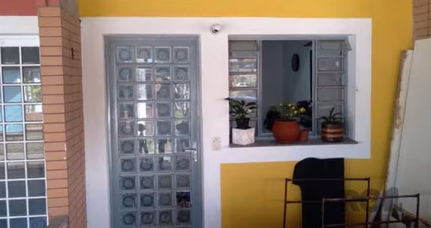 Excelente sobrado 2 dormitórios, sala de estar, banheiro social, cozinha, área de serviço, pátio, garagem coberta. &lt;BR&gt;&lt;BR&gt;Condomínio com portaria 24 H, salão de festa com churrasqueira, p