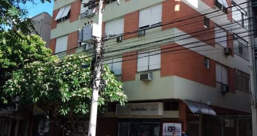 Ótimo e amplo apartamento no Moinhos de Vento, próximo da Rua Cel. Bordini, fundos, desocupado, com 87m² privativos, de 2 dormitórios e vaga. Possui sala ampla para 2 ambientes, lavabo, 2 dormitórios,