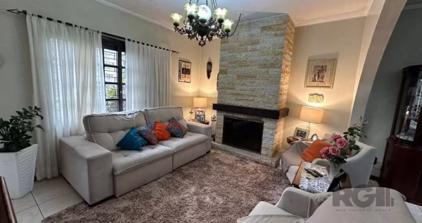 Vende-se casa ampla, para fins residencial ou comercial, 3 quartos amplos, 2 vagas de garagem, 2 amplos banheiros com hidro, living em dois ambientes com lareira, jardim de inverno, copa e cozinha, ha