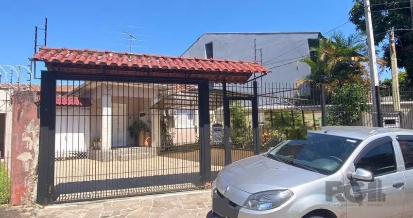 Casa em excelente localização  sendo : casa da frente  3 dormitórios, sala, copa cozinha, lavanderia, churrasqueira interna, banheiro social. Casa dos fundos composta de um dormitório, sala, cozinha, 