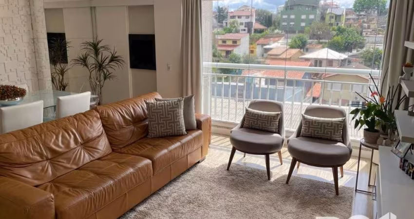 Apartamento100%  mobiliado, com 95m², 3 dormitórios sendo 1 suíte e 2 vagas no bairro Jardim Lindóia.&lt;BR&gt;&lt;BR&gt;Imóvel possui living para 2 ambientes decorado, com cortinas automatizadas, chu