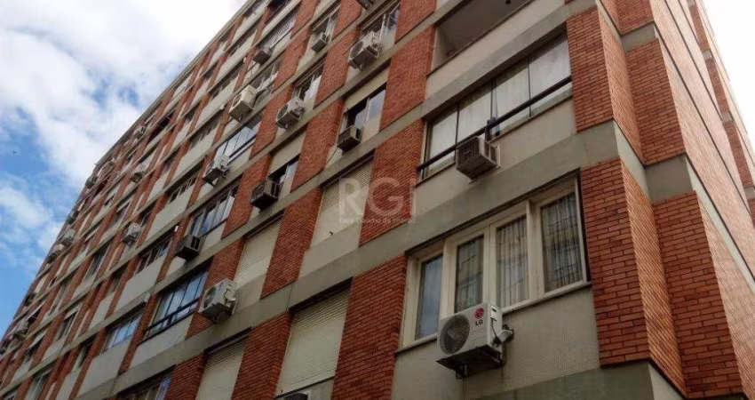 Vende apartamento com 3 dormitórios, 1 suíte 111,14m² de área privativa, 3 banheiros, localizado no Bairro Moinhos de Vento, com dependência de empregada com banheiro próximo ao Zaffari Moinhos. Possu