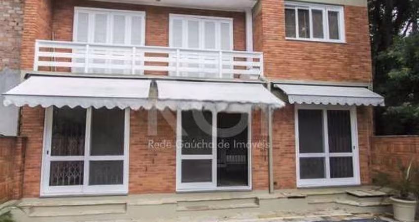 Casa com excelente padrão de construção, com 360m² de área privativa em terreno de 455m². Ótima orientação solar.&lt;BR&gt;&lt;BR&gt;Possui hall de entrada, living para 03 ambientes, gabinete, lavabo,