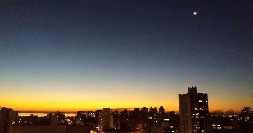 APARTAMENTO 1 DORMITÓRIO - Imóvel com 47,41 m² de área privativa, composto por 1 suíte, living para 2 ambientes com churrasqueira e vista panorâmica para o Guaíba, lavabo, cozinha e área de serviço. C