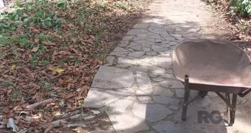 Ótimo terreno a venda bairro serraria na avenida, com metragem 11x55 todo fechado com escritura do terreno. Com  duas construções  de casas em cima.&lt;BR&gt;&lt;BR&gt;Venha conferir.
